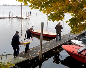 Letzter Wassertermin 2012 - das Boot wird zum Wasser getragen.